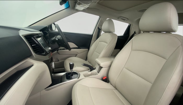 2022 Mahindra XUV300 W8 (O) AT, Petrol, Automatic, 20,094 km, Right Side Front Door Cabin