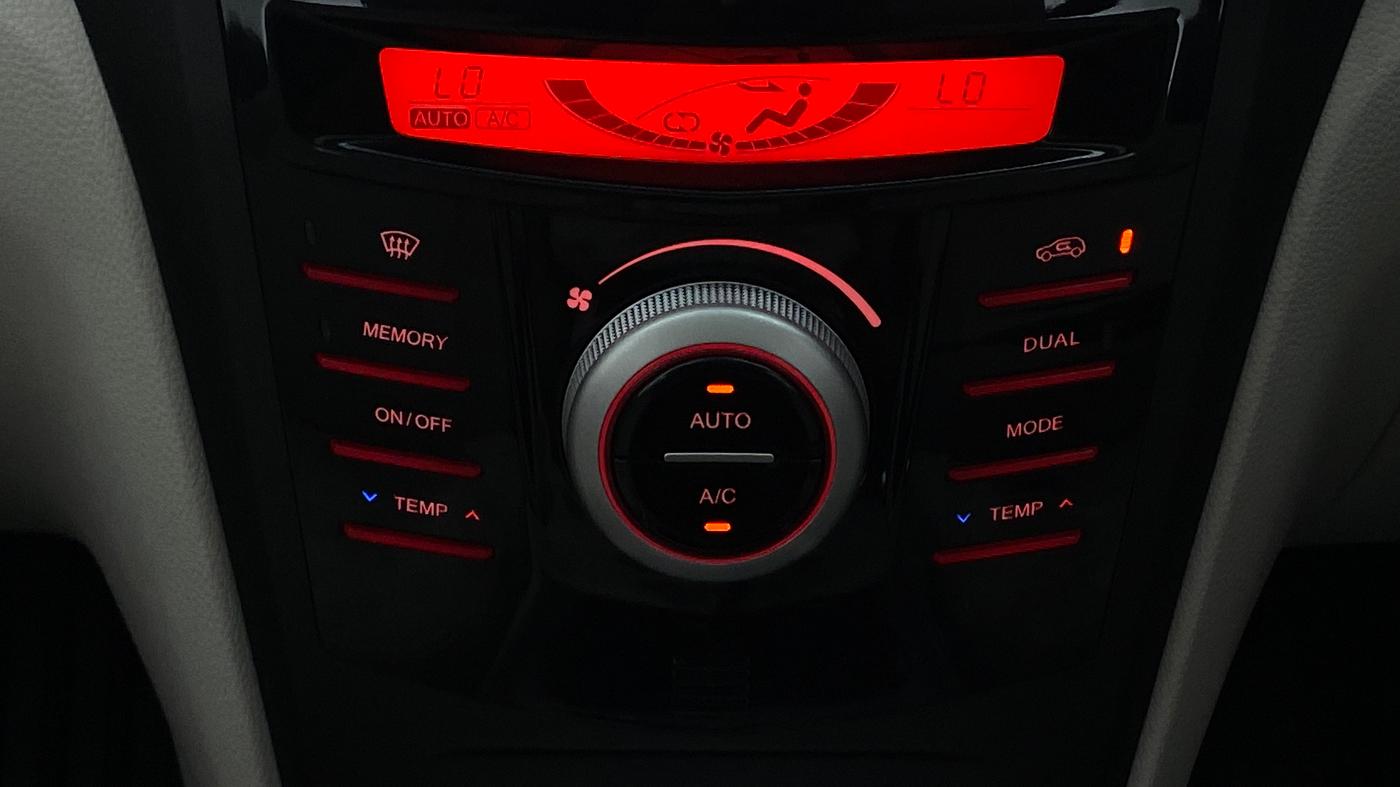 2022 Mahindra XUV300 W8 (O) AT, Petrol, Automatic, 20,094 km, Automatic Climate Control