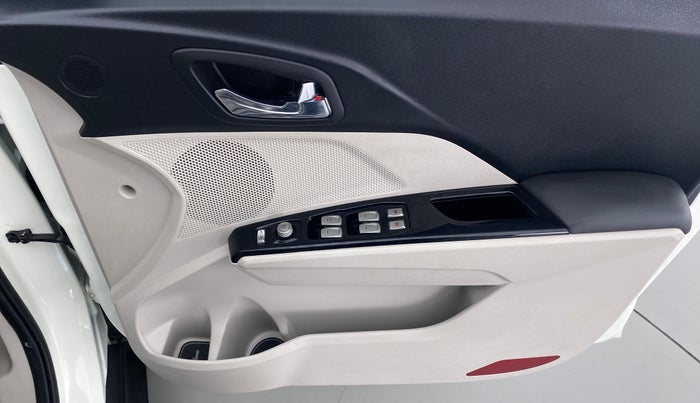 2022 Mahindra XUV300 W8 (O) AT, Petrol, Automatic, 20,094 km, Driver Side Door Panels Control