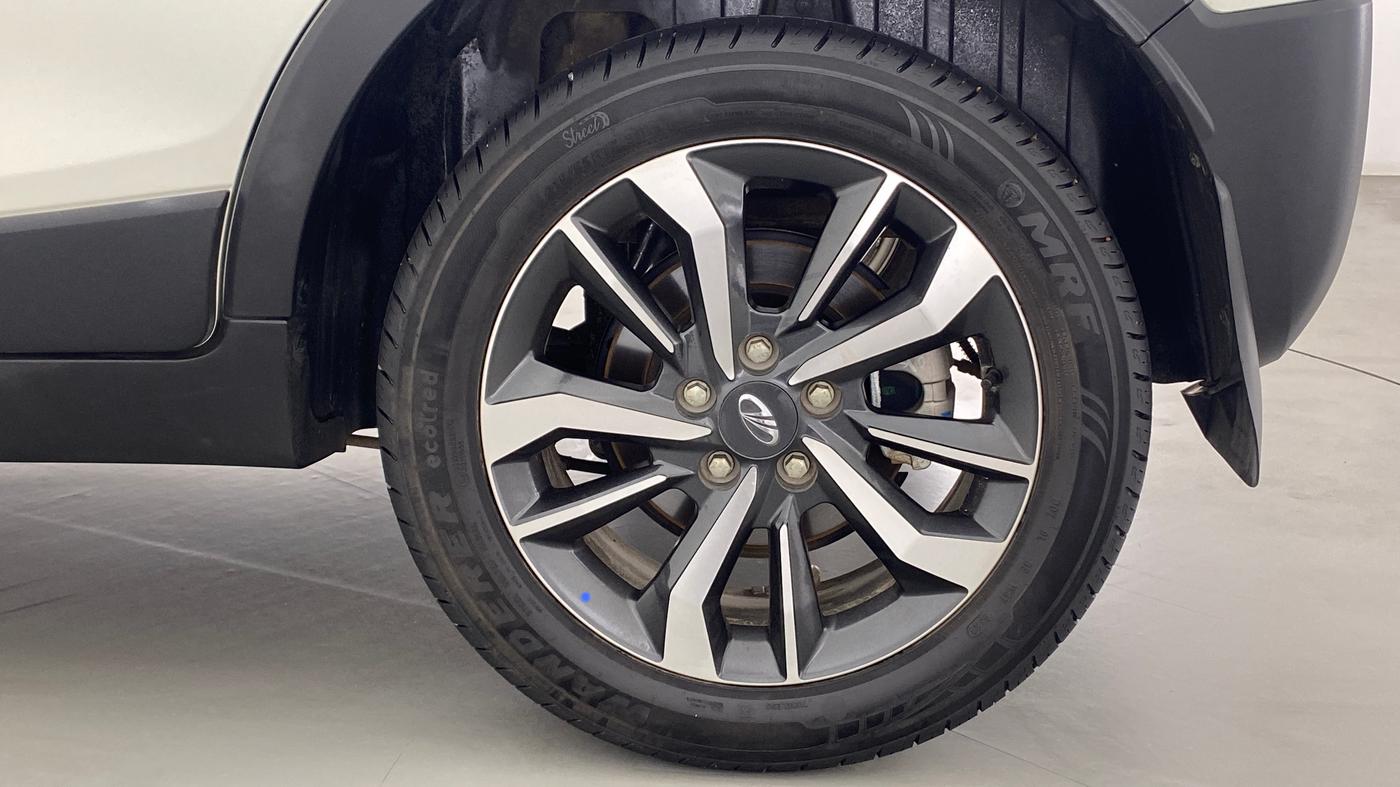 2022 Mahindra XUV300 W8 (O) AT, Petrol, Automatic, 20,094 km, Left Rear Wheel