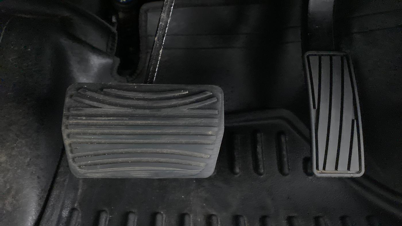 2022 Mahindra XUV300 W8 (O) AT, Petrol, Automatic, 20,094 km, Pedals