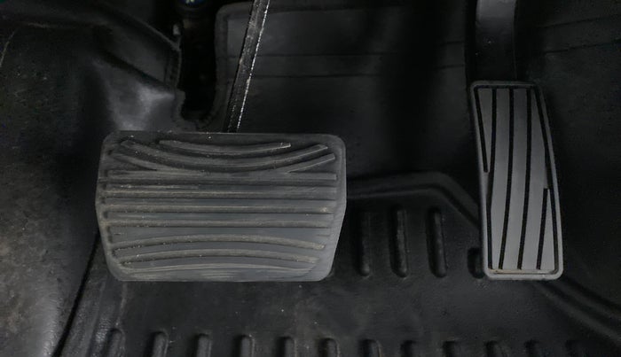 2022 Mahindra XUV300 W8 (O) AT, Petrol, Automatic, 20,094 km, Pedals
