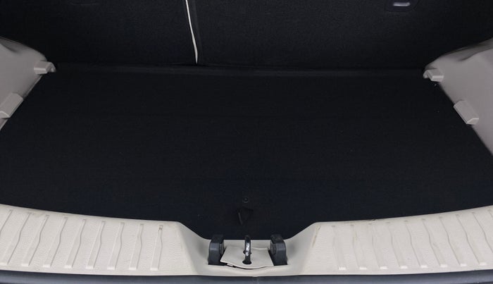2022 Mahindra XUV300 W8 (O) AT, Petrol, Automatic, 20,094 km, Boot Inside