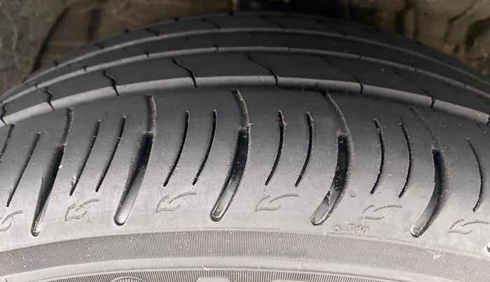2022 Mahindra XUV300 W8 (O) AT, Petrol, Automatic, 20,094 km, Right Front Tyre Tread