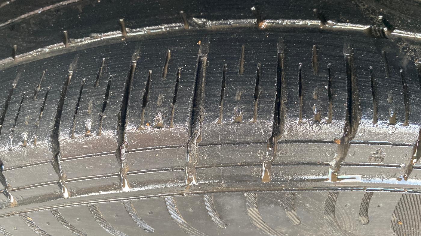 2016 Mahindra XUV500 W6, Diesel, Manual, 98,528 km, Left Front Tyre Tread