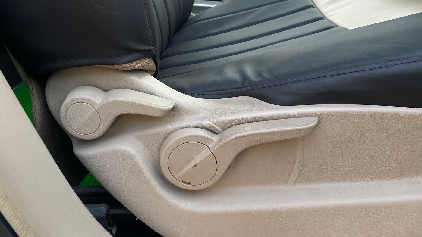 2016 Mahindra XUV500 W6, Diesel, Manual, 98,528 km, Driver Side Adjustment Panel