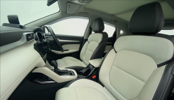 2022 MG ASTOR SAVVY 1.5 CVT IVORY, Petrol, Automatic, 5,985 km, Right Side Front Door Cabin