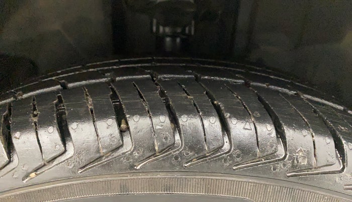 2016 Datsun Redi Go S, Petrol, Manual, 34,007 km, Right Front Tyre Tread