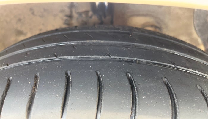 2019 Hyundai Grand i10 ASTA 1.2 KAPPA VTVT, Petrol, Manual, 1,04,358 km, Right Front Tyre Tread