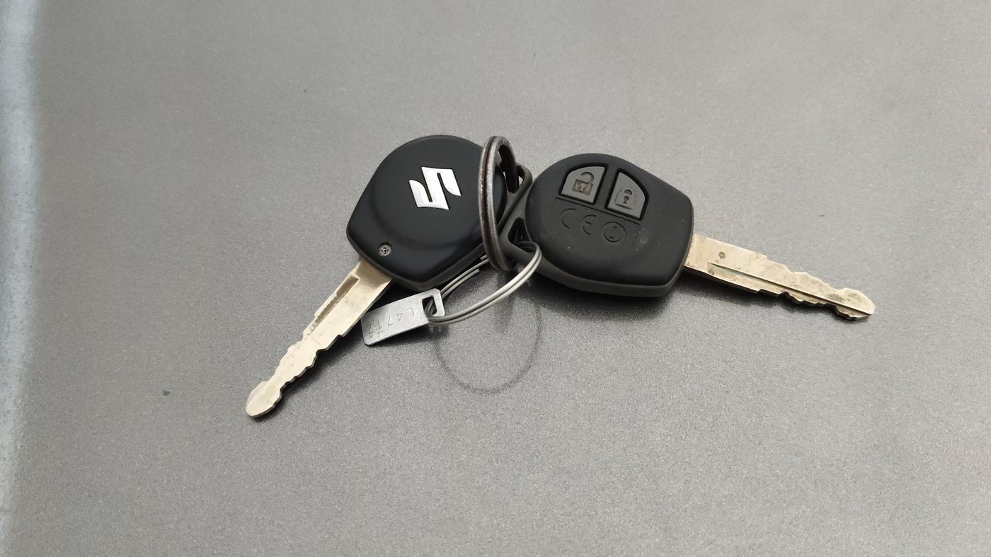 2018 Maruti Dzire VXI, CNG, Manual, 94,982 km, Key Close Up