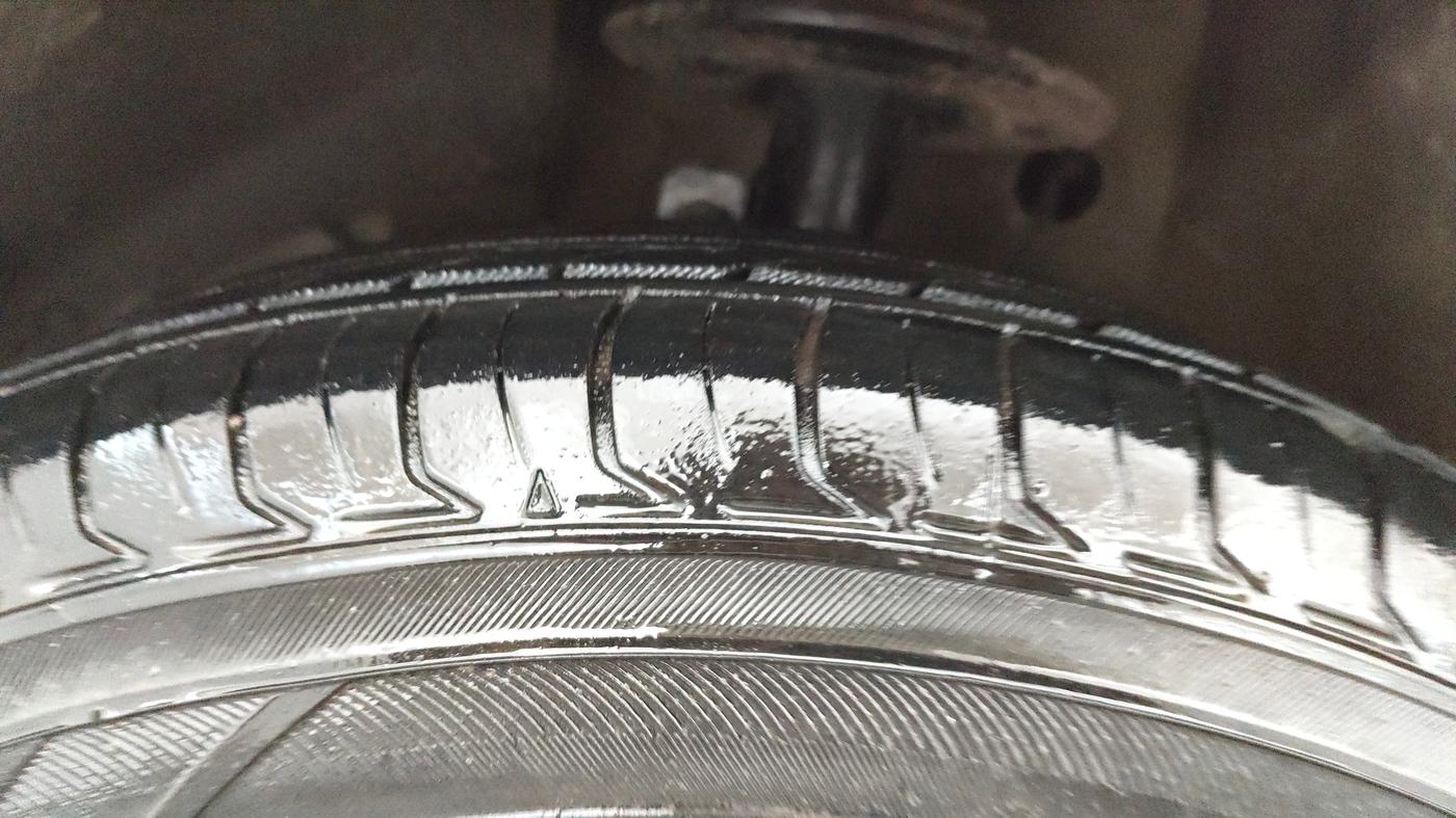 2018 Maruti Dzire VXI, CNG, Manual, 94,982 km, Left Front Tyre Tread