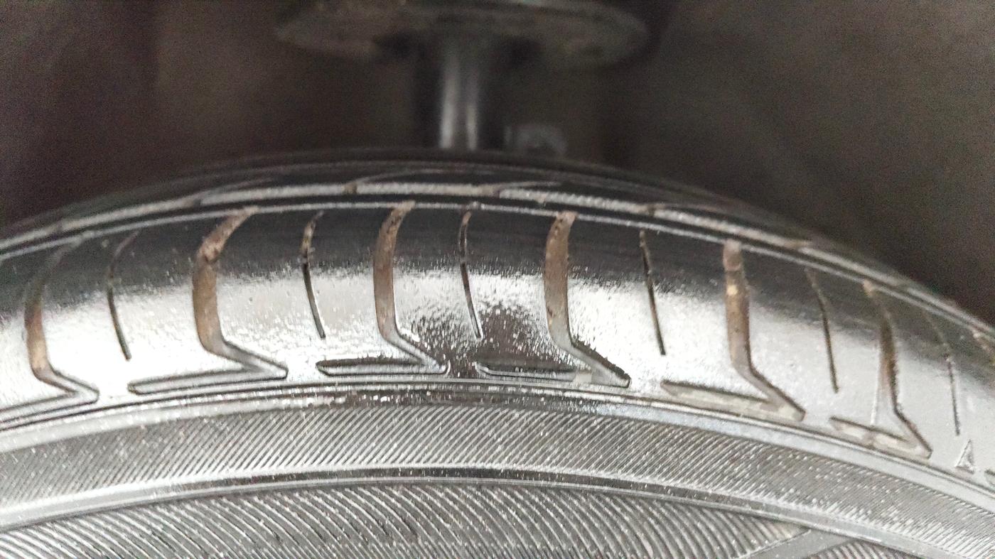 2018 Maruti Dzire VXI, CNG, Manual, 94,982 km, Right Front Tyre Tread