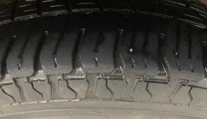 2013 Hyundai Eon MAGNA +, Petrol, Manual, 43,596 km, Right Front Tyre Tread