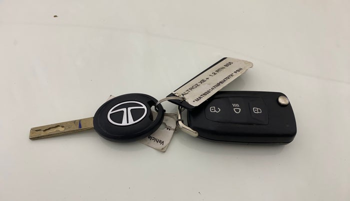 2022 Tata ALTROZ XE PLUS PETROL, Petrol, Manual, 39,528 km, Key Close Up