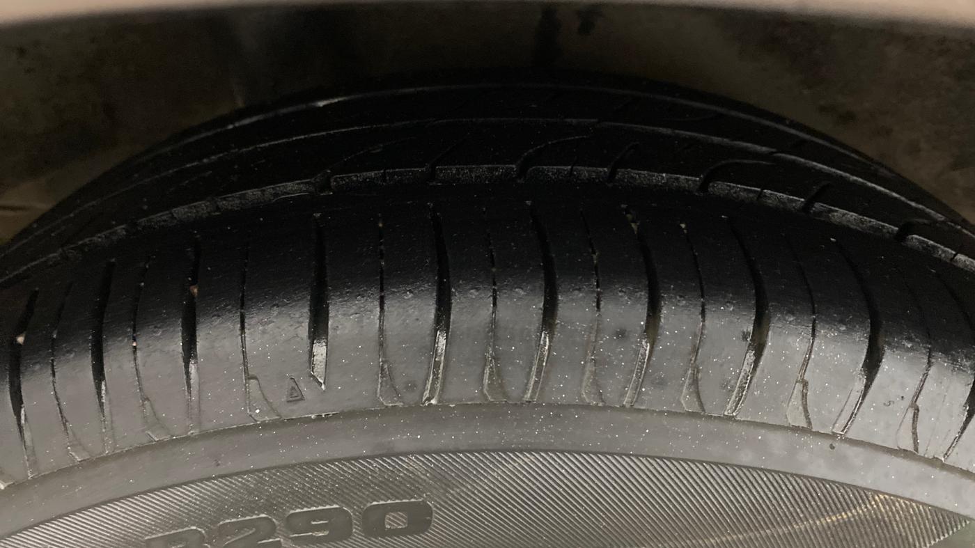 2015 Honda Amaze 1.5L I-DTEC VX, Diesel, Manual, 1,04,138 km, Right Rear Tyre Tread