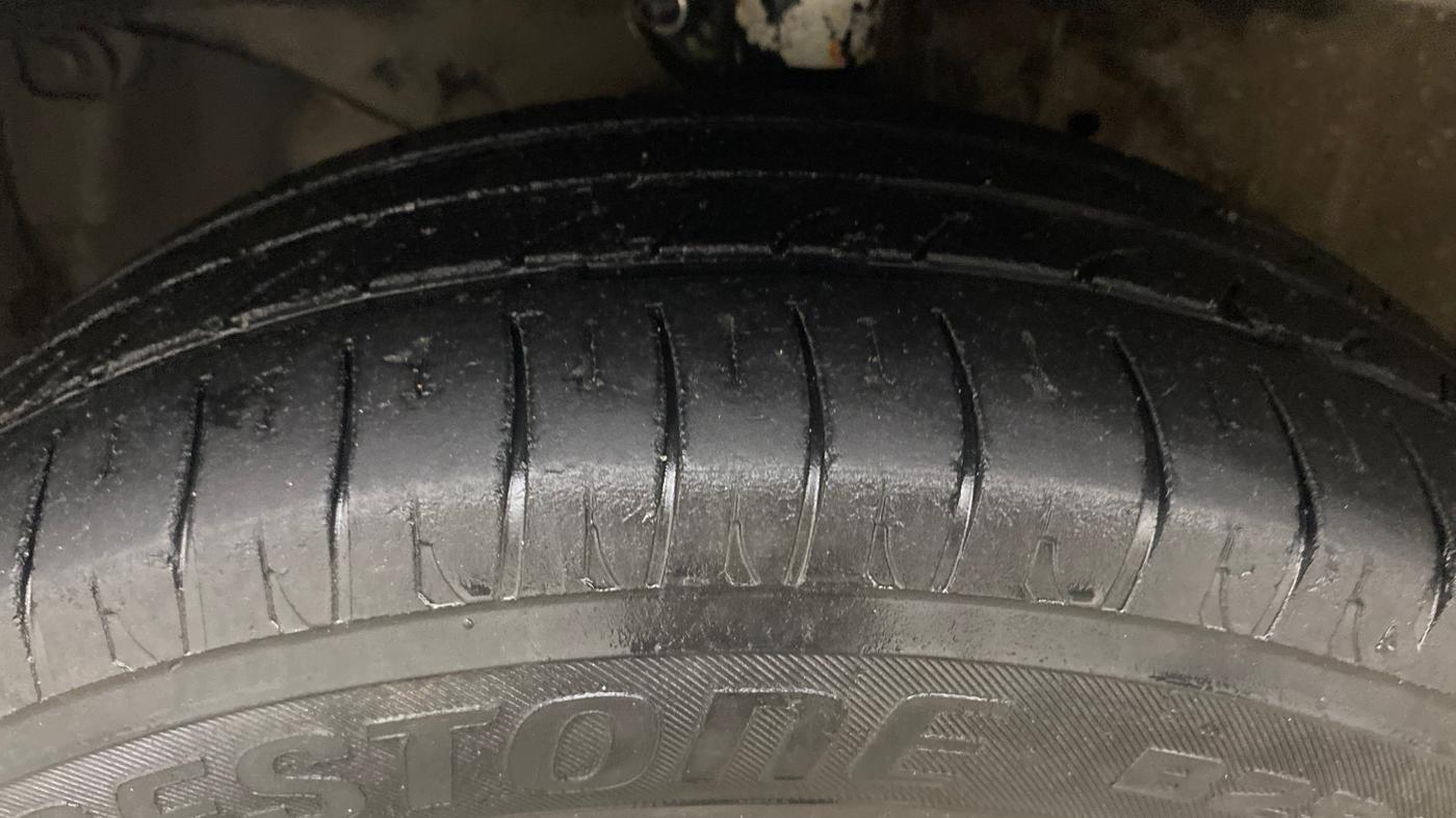 2015 Honda Amaze 1.5L I-DTEC VX, Diesel, Manual, 1,04,138 km, Left Front Tyre Tread