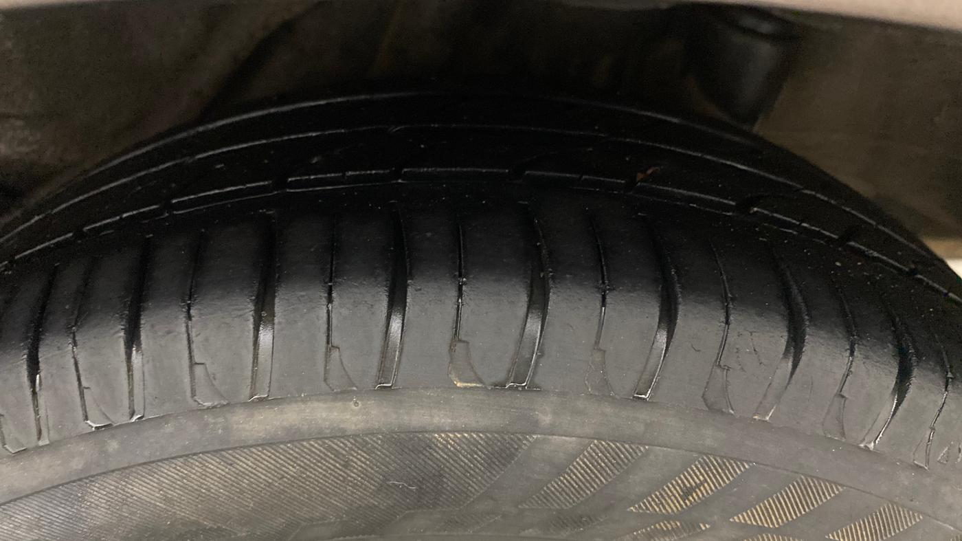 2015 Honda Amaze 1.5L I-DTEC VX, Diesel, Manual, 1,04,138 km, Left Rear Tyre Tread