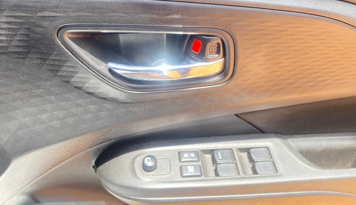 2024 Maruti Swift VXi AMT, Petrol, Automatic, 48,036 km, Driver Side Door Panels Control