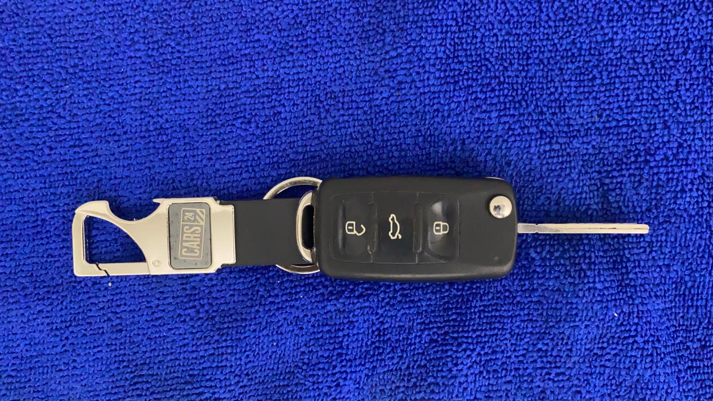 2016 Volkswagen Ameo HIGHLINE1.2L, CNG, Manual, 35,143 km, Key Close Up