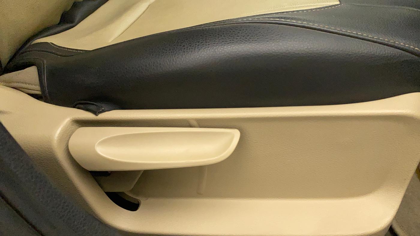 2016 Volkswagen Ameo HIGHLINE1.2L, CNG, Manual, 35,143 km, Driver Side Adjustment Panel