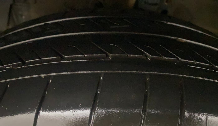 2017 Maruti Swift ZXI, Petrol, Manual, 70,066 km, Left Front Tyre Tread