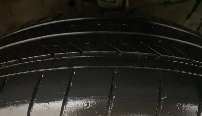 2017 Maruti Swift ZXI, Petrol, Manual, 70,066 km, Right Front Tyre Tread