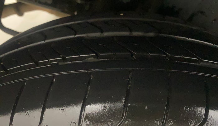 2017 Maruti Swift ZXI, Petrol, Manual, 70,066 km, Right Rear Tyre Tread