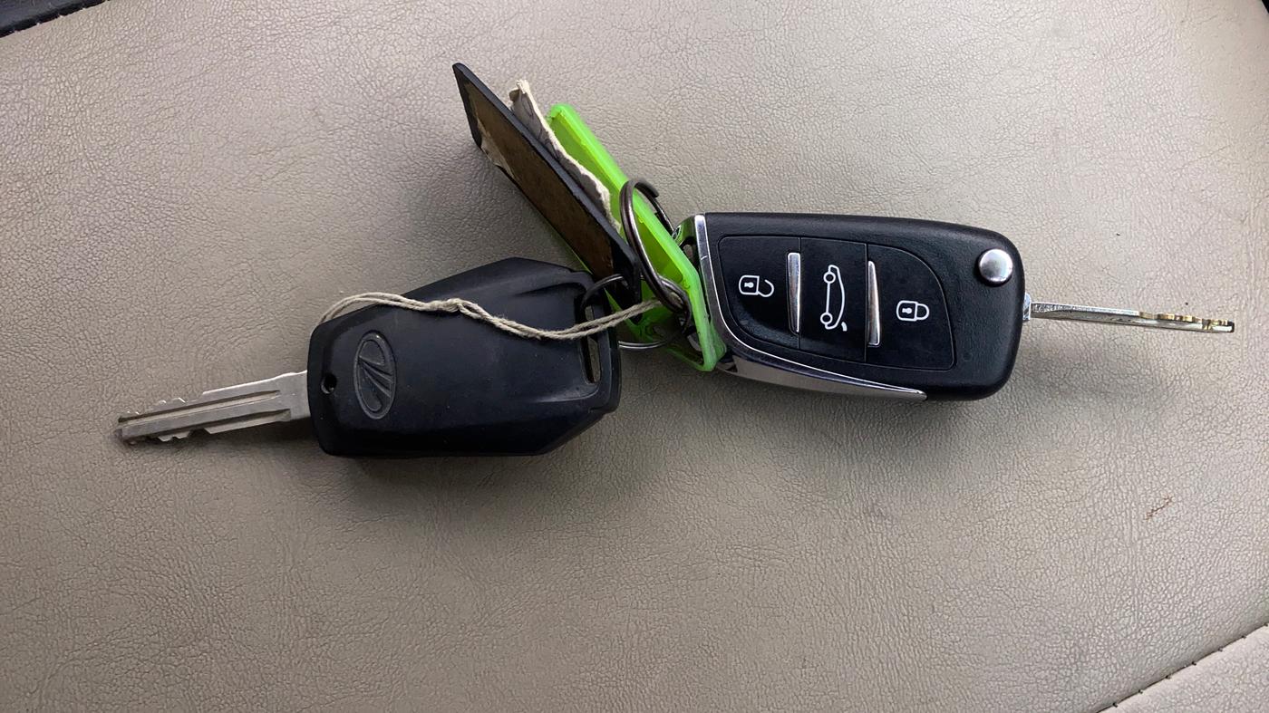 2016 Mahindra Kuv100 K8 6 STR, Petrol, Manual, 62,940 km, Key Close Up
