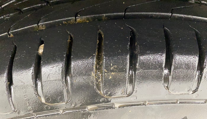 2016 Mahindra Kuv100 K8 6 STR, Petrol, Manual, 62,940 km, Left Front Tyre Tread