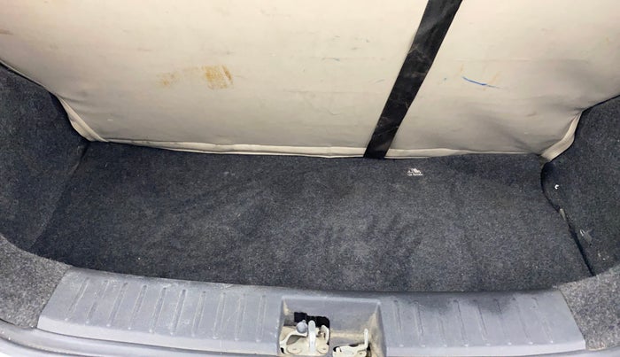 2016 Mahindra Kuv100 K8 6 STR, Petrol, Manual, 62,940 km, Boot Inside