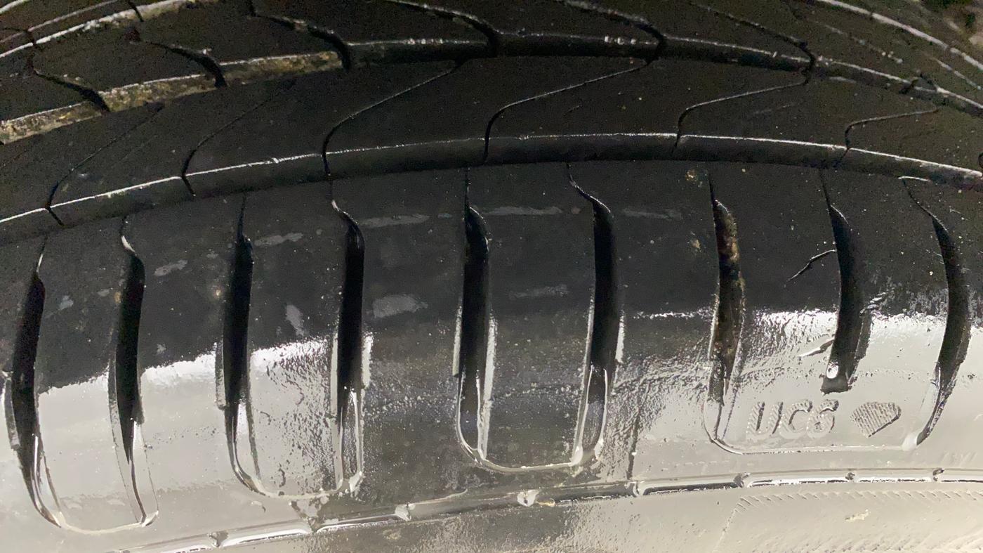 2016 Mahindra Kuv100 K8 6 STR, Petrol, Manual, 62,940 km, Right Rear Tyre Tread