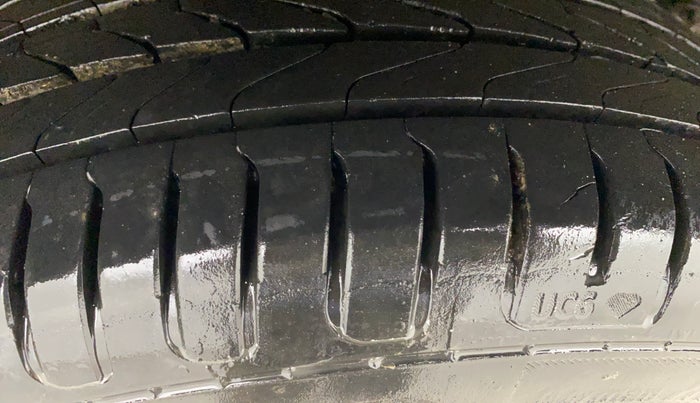 2016 Mahindra Kuv100 K8 6 STR, Petrol, Manual, 62,940 km, Right Rear Tyre Tread