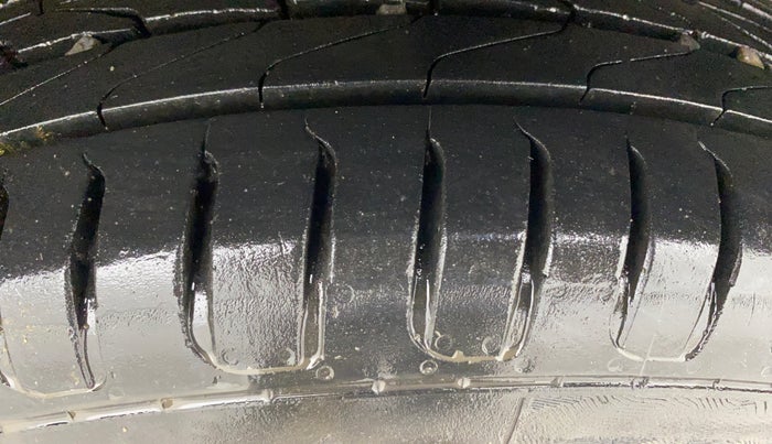 2016 Mahindra Kuv100 K8 6 STR, Petrol, Manual, 62,940 km, Left Rear Tyre Tread