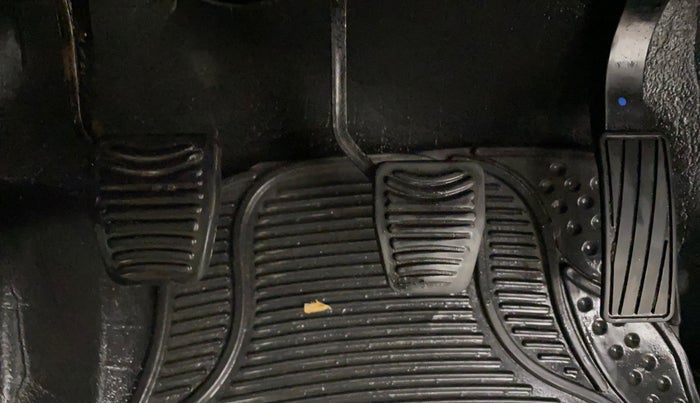 2016 Mahindra Kuv100 K8 6 STR, Petrol, Manual, 62,940 km, Pedals