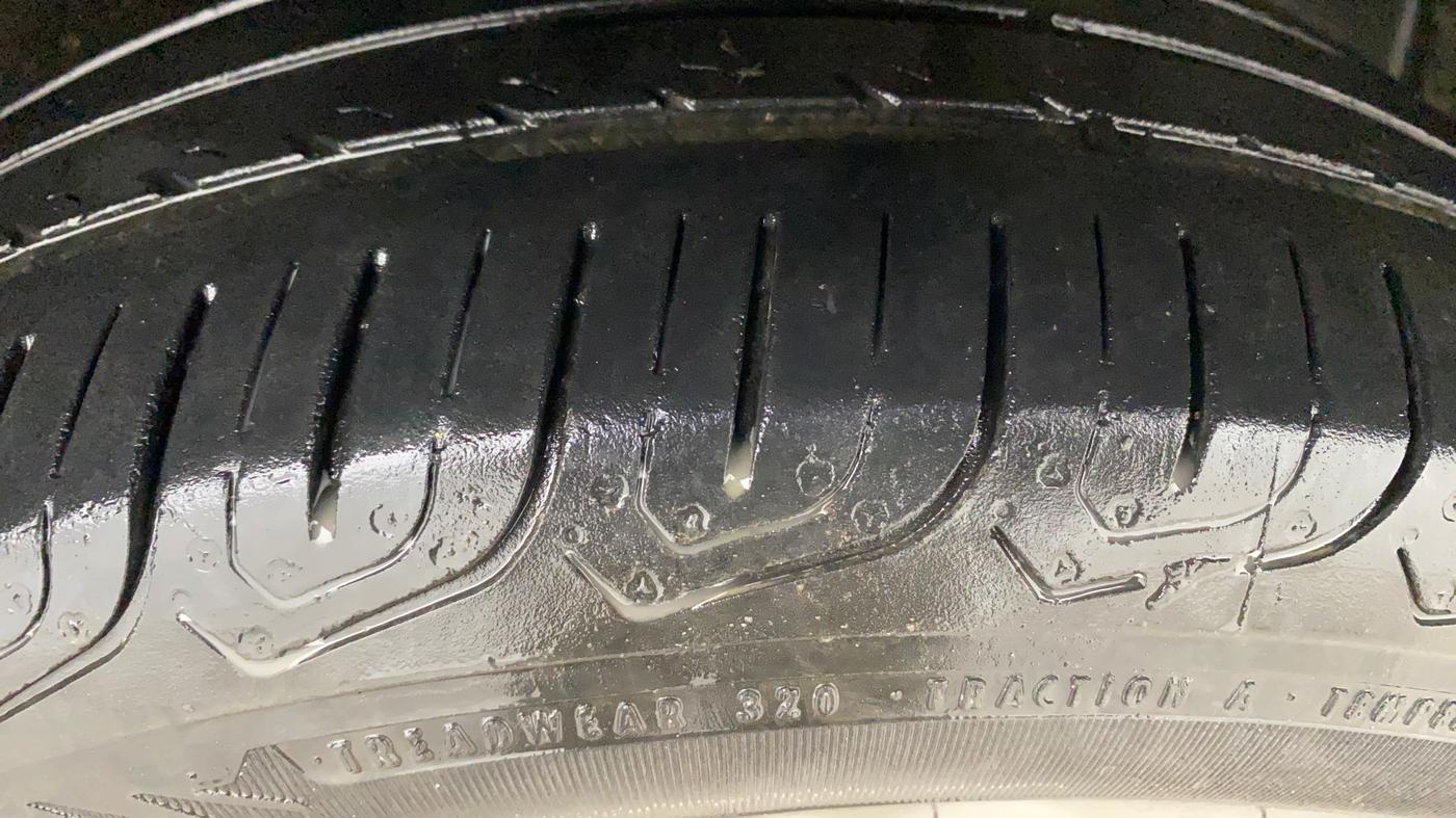 2016 Mahindra Kuv100 K8 6 STR, Petrol, Manual, 62,940 km, Right Front Tyre Tread