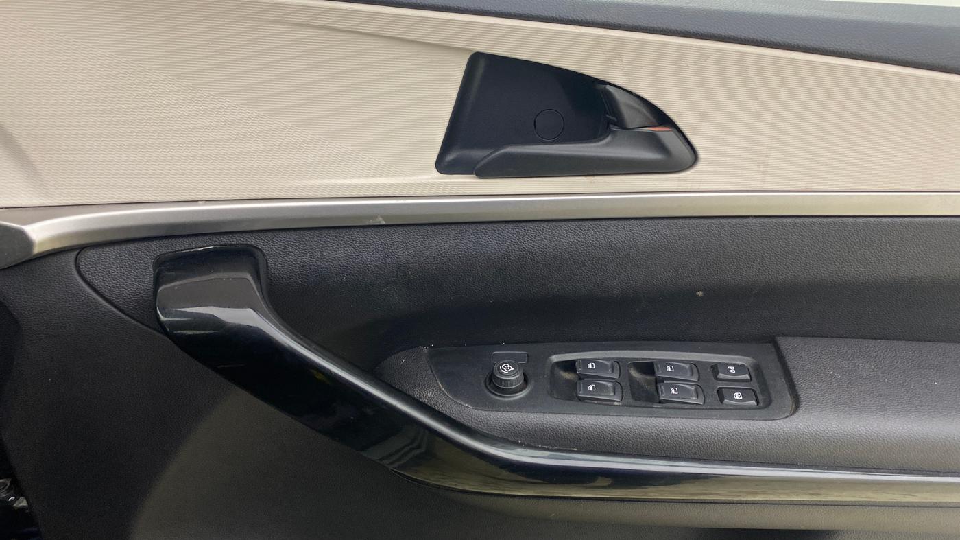 2023 Mahindra XUV700 AX 5 P AT 5 STR, Petrol, Automatic, 37,922 km, Driver Side Door Panels Control