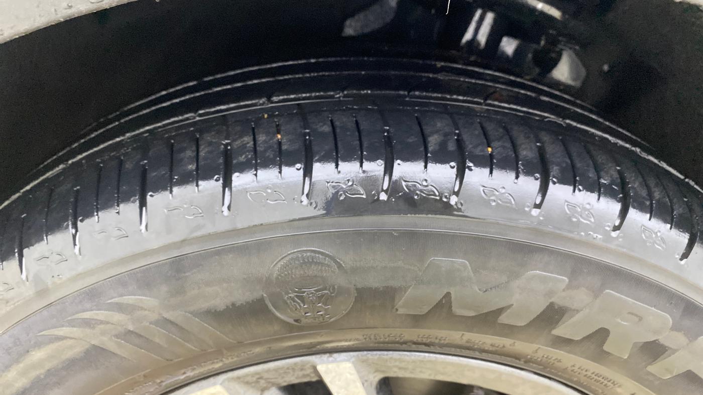 2023 Mahindra XUV700 AX 5 P AT 5 STR, Petrol, Automatic, 37,922 km, Left Front Tyre Tread
