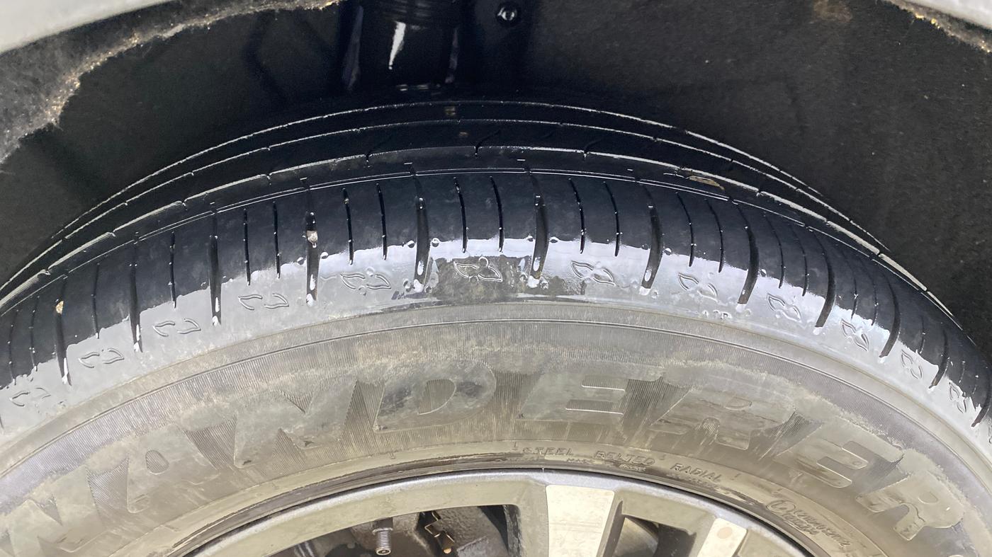 2023 Mahindra XUV700 AX 5 P AT 5 STR, Petrol, Automatic, 37,922 km, Right Rear Tyre Tread