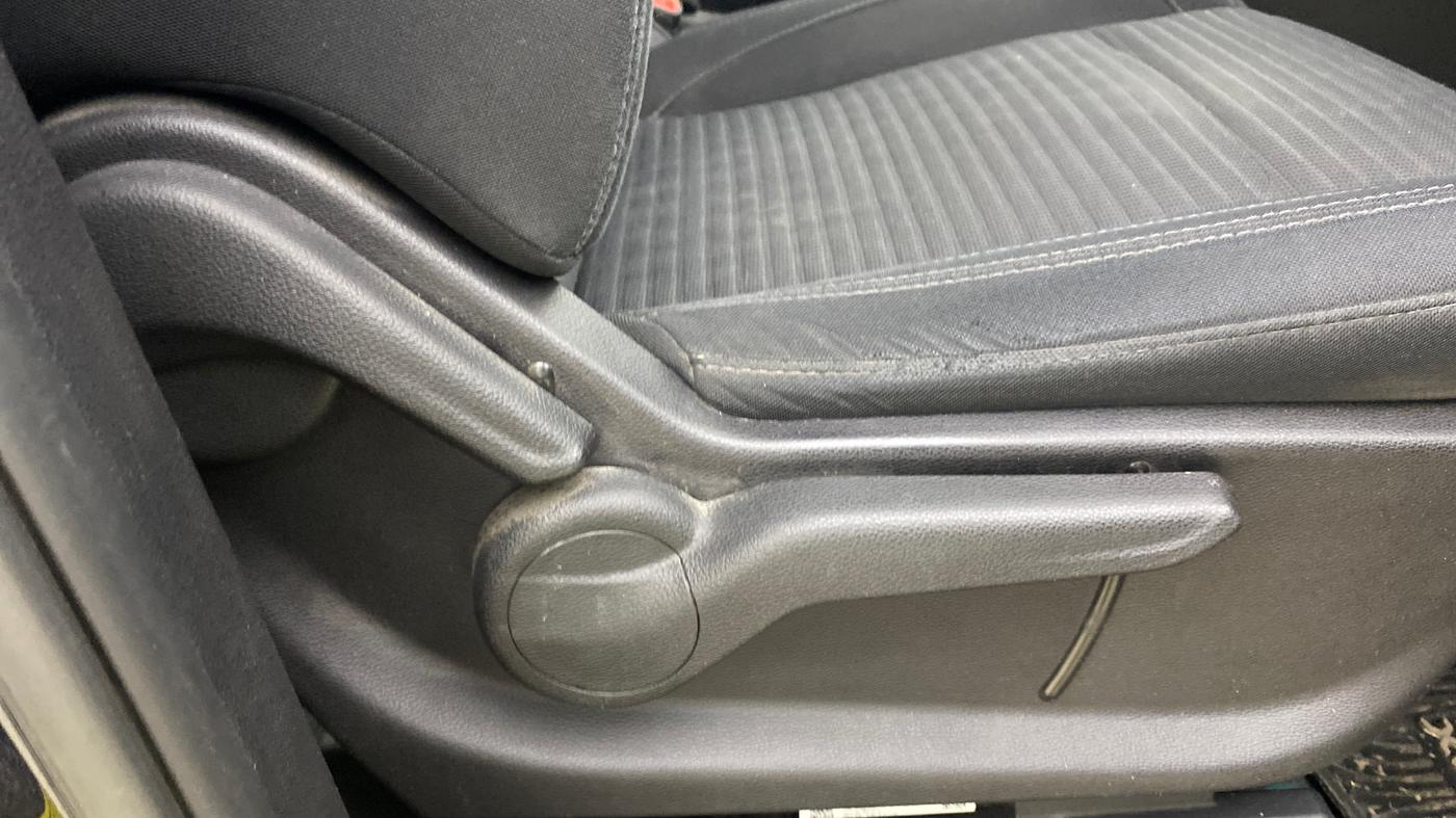 2023 Mahindra XUV700 AX 5 P AT 5 STR, Petrol, Automatic, 37,922 km, Driver Side Adjustment Panel
