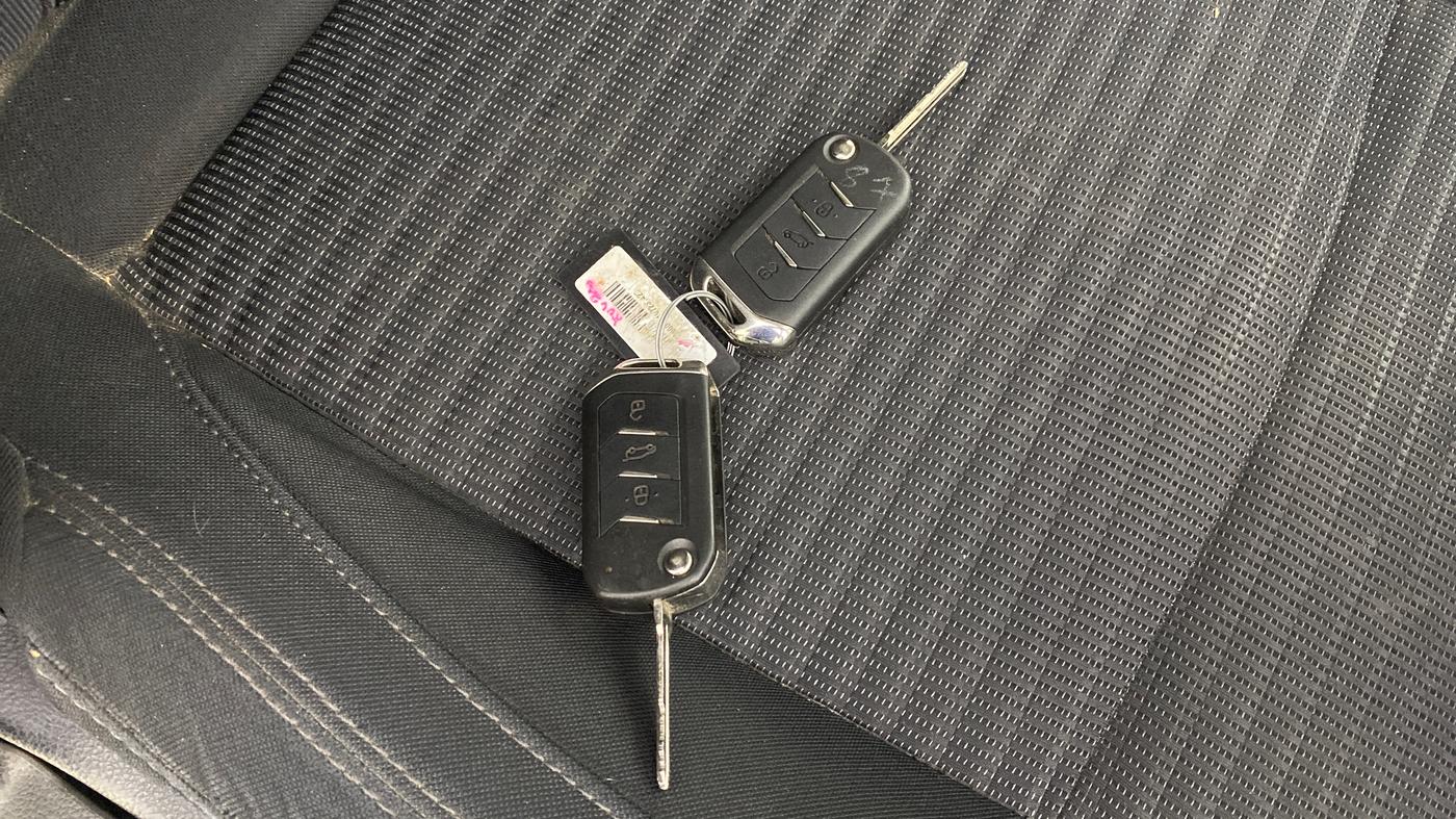 2023 Mahindra XUV700 AX 5 P AT 5 STR, Petrol, Automatic, 37,922 km, Key Close Up