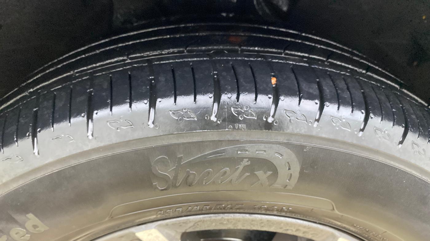 2023 Mahindra XUV700 AX 5 P AT 5 STR, Petrol, Automatic, 37,922 km, Right Front Tyre Tread
