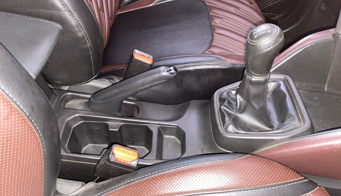2022 Maruti Grand Vitara DELTA SMART HYBRID, Petrol, Manual, 28,078 km, Gear Lever