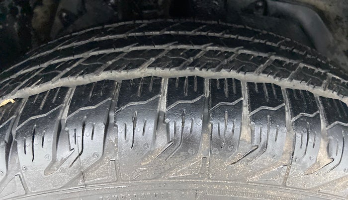 2014 Mahindra XUV500 W8 FWD, Diesel, Manual, 83,931 km, Right Front Tyre Tread