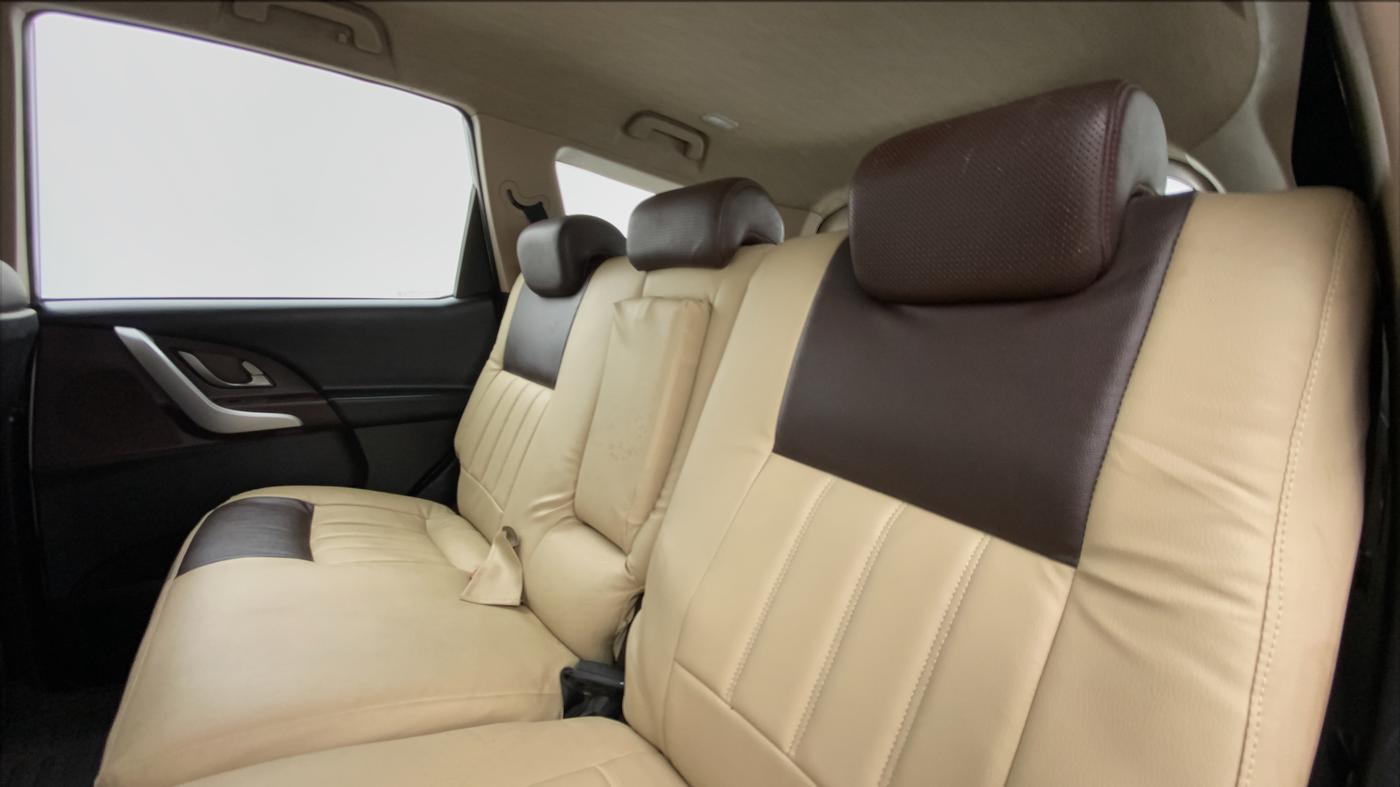 2014 Mahindra XUV500 W8 FWD, Diesel, Manual, 83,931 km, Right Side Rear Door Cabin
