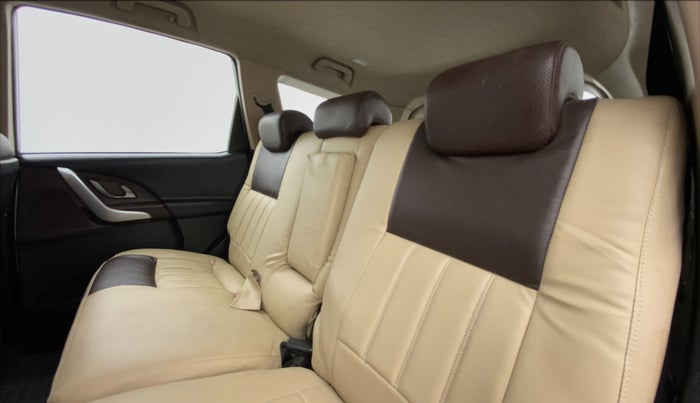 2014 Mahindra XUV500 W8 FWD, Diesel, Manual, 83,931 km, Right Side Rear Door Cabin