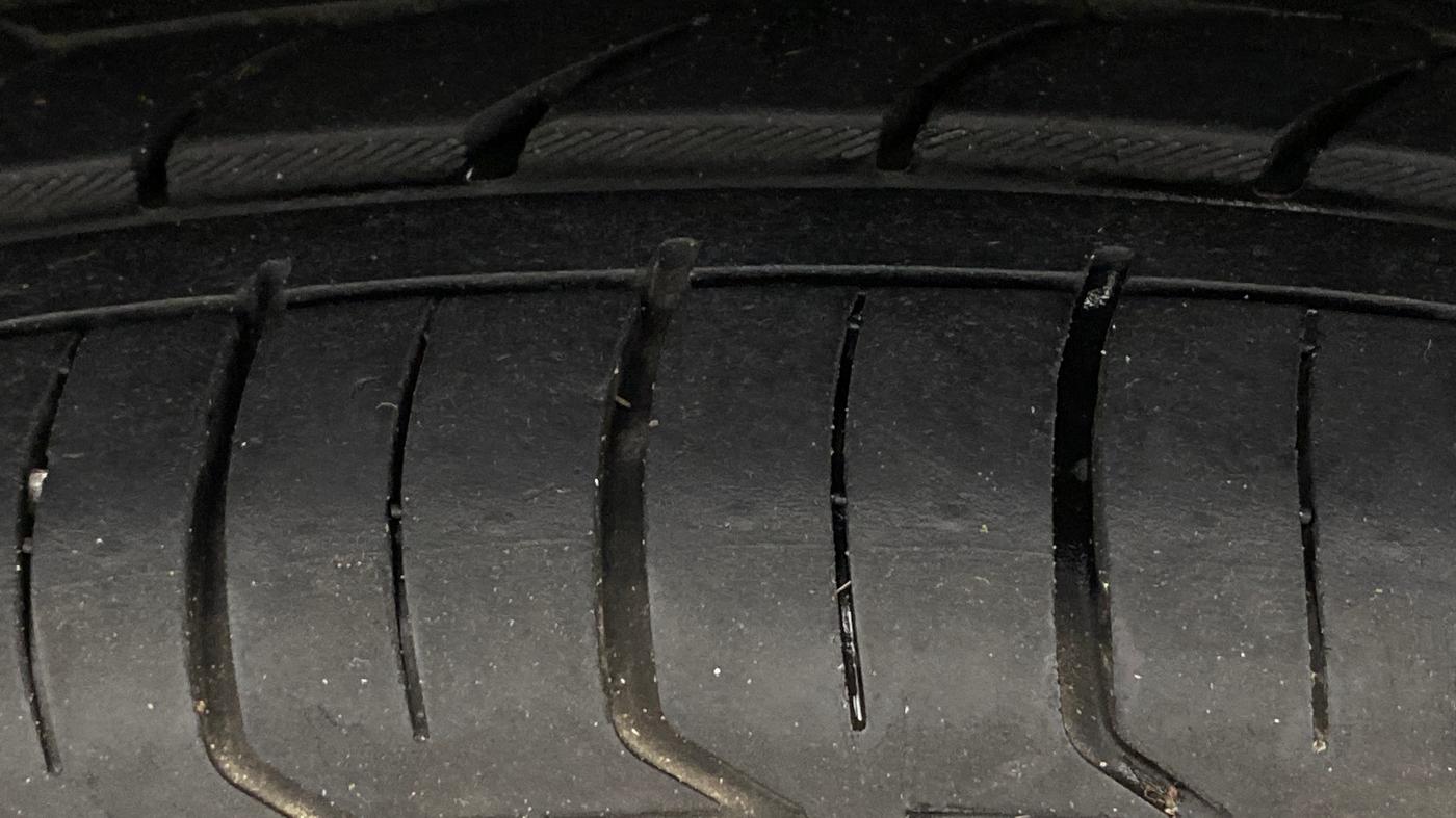 2020 Tata NEXON XZ PETROL, Petrol, Manual, 1,06,567 km, Right Rear Tyre Tread