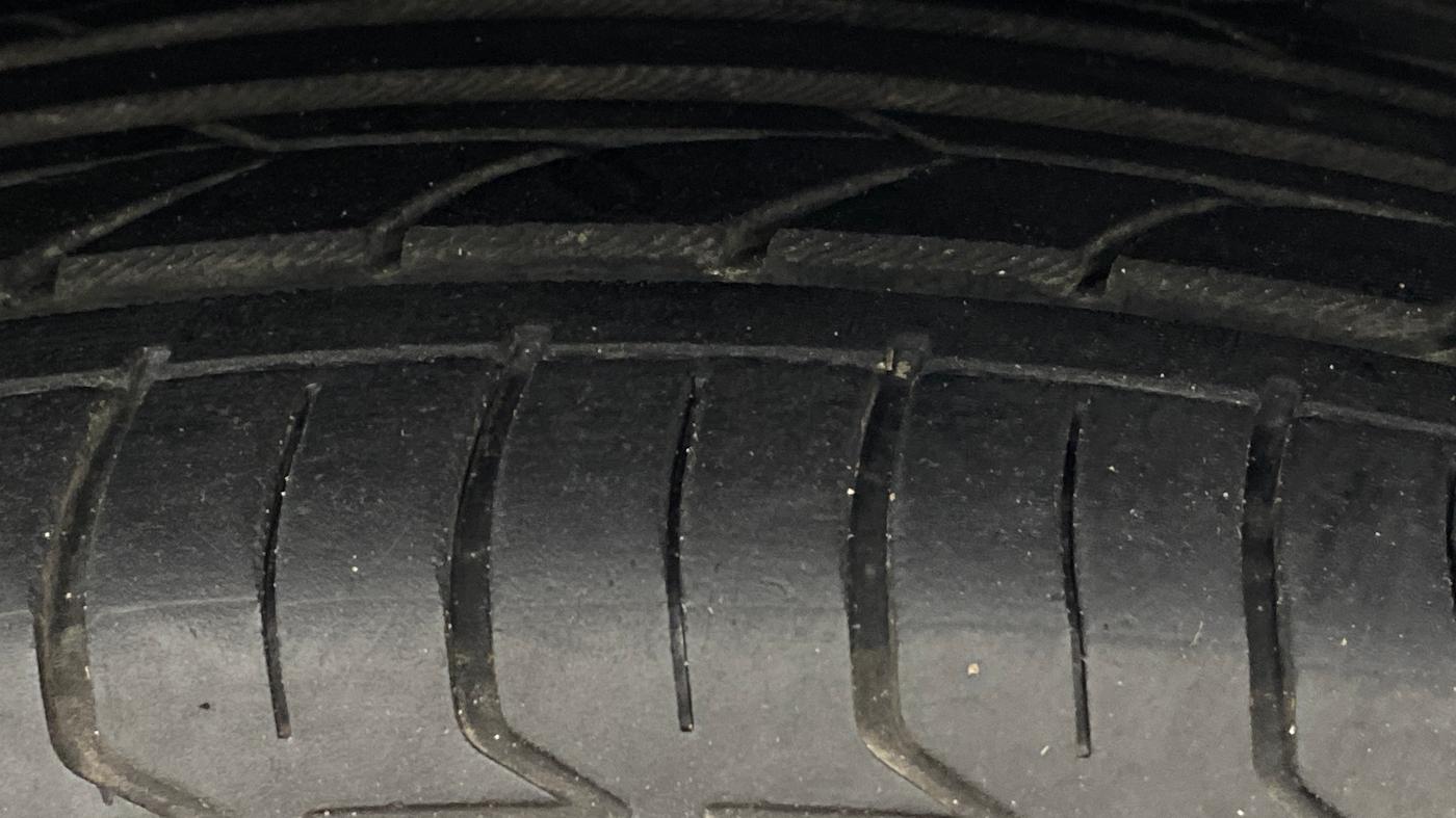 2020 Tata NEXON XZ PETROL, Petrol, Manual, 1,06,567 km, Right Front Tyre Tread
