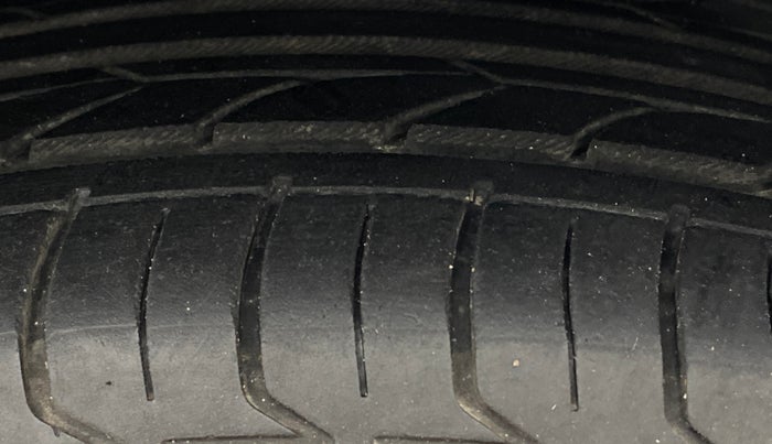 2020 Tata NEXON XZ PETROL, Petrol, Manual, 1,06,567 km, Right Front Tyre Tread