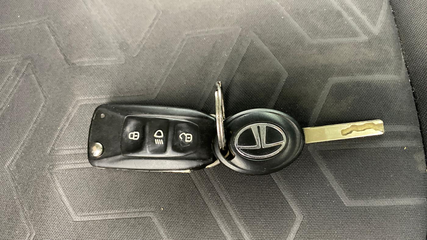 2020 Tata NEXON XZ PETROL, Petrol, Manual, 1,06,567 km, Key Close Up