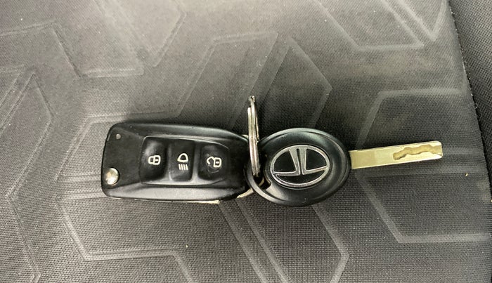 2020 Tata NEXON XZ PETROL, Petrol, Manual, 1,06,567 km, Key Close Up